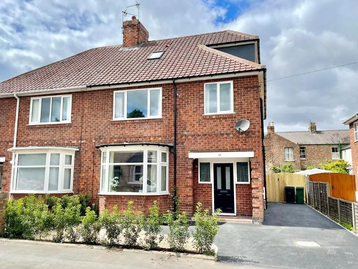 Central Townhouse With Free Off Road Parking And Garden York