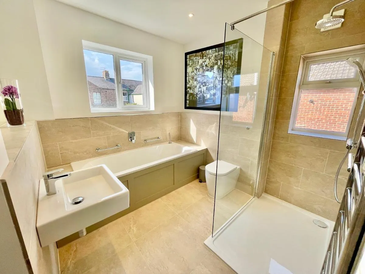Central Townhouse With Free Off Road Parking And Garden York 0*,  Storbritannien