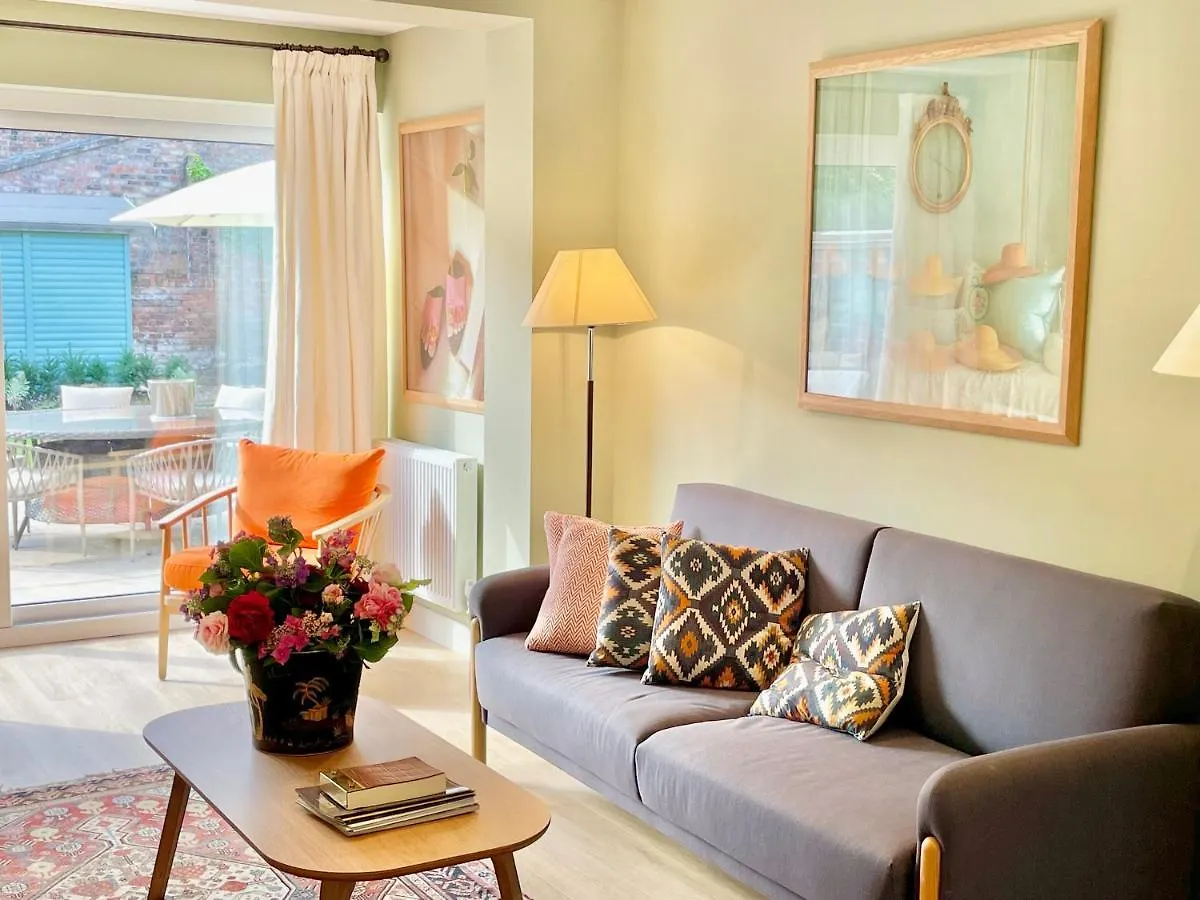Central Townhouse With Free Off Road Parking And Garden York