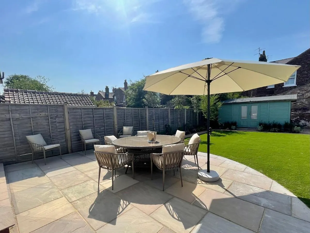 Central Townhouse With Free Off Road Parking And Garden York 0*,