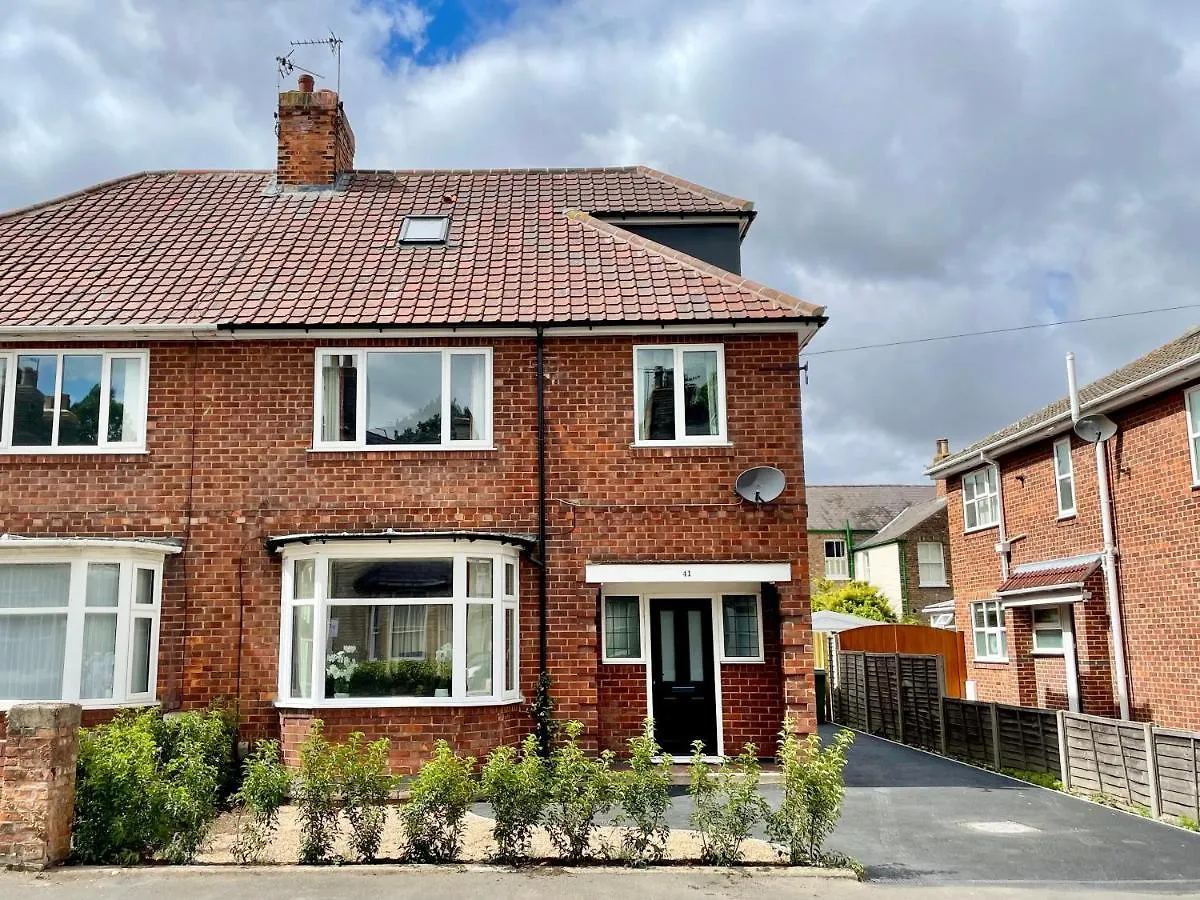 Central Townhouse With Free Off Road Parking And Garden York Regno Unito