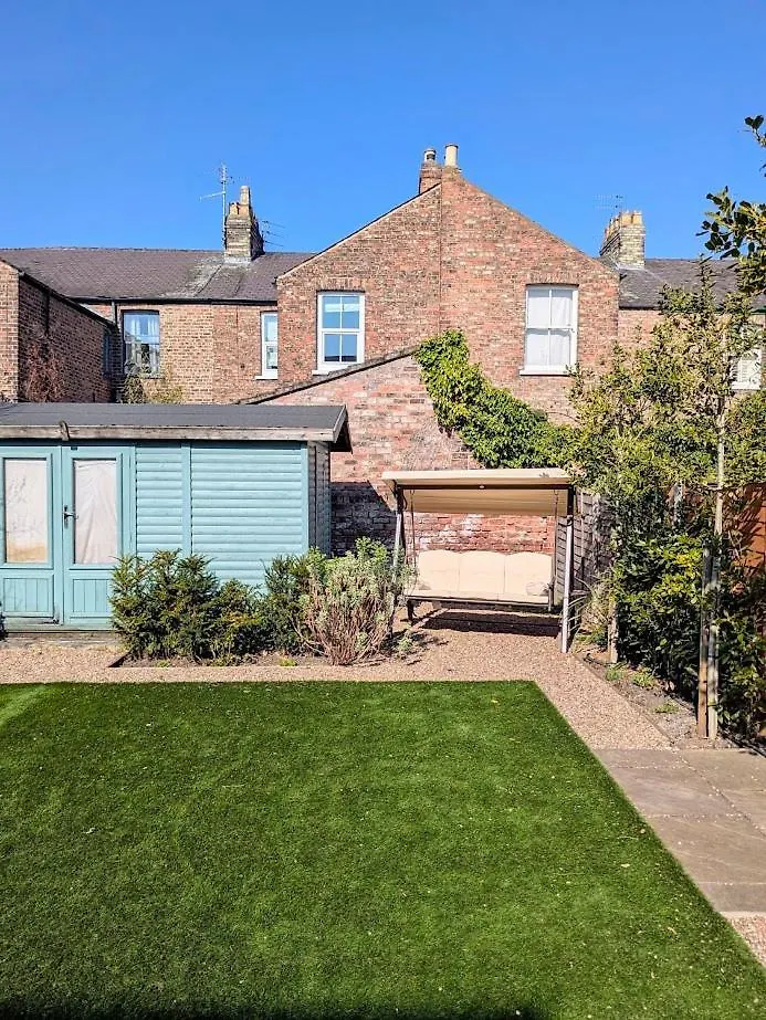 Central Townhouse With Free Off Road Parking And Garden York 0*,